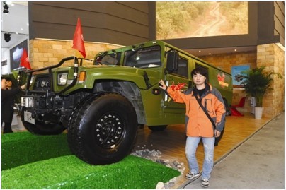 東風(fēng)猛士軍車及應(yīng)急通信指揮車生猛亮相武漢車展成明星